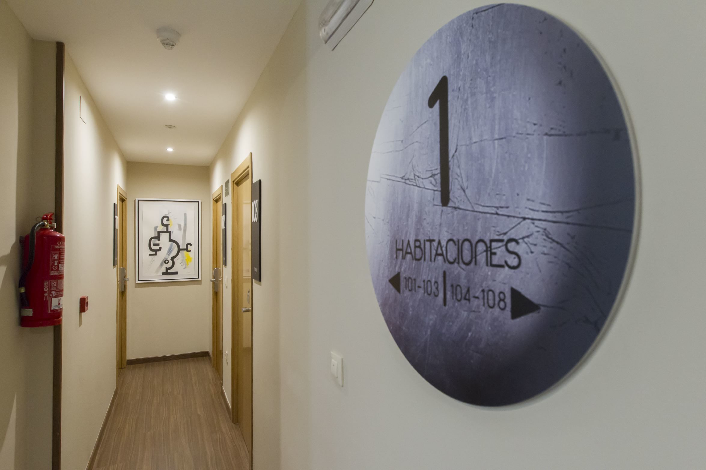 single room | in-room safe, desk, laptop workspace, soundproofing