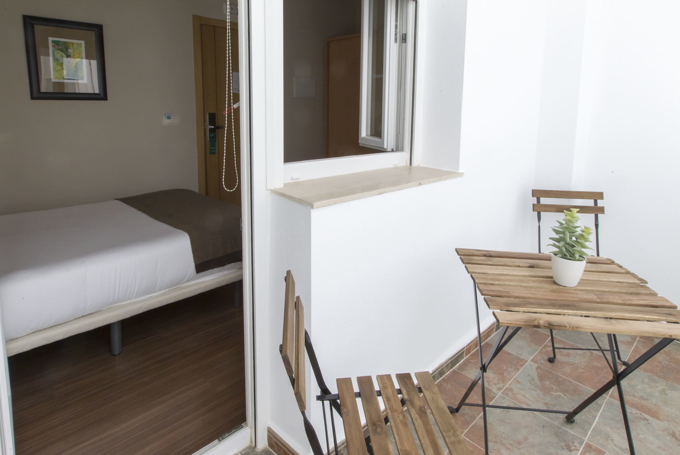 basic double room | in-room safe, desk, laptop workspace, soundproofing