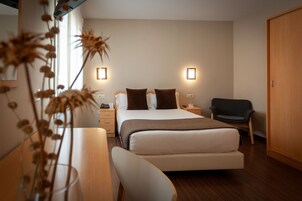 Standard Double Room | In-room safe, desk, laptop workspace, soundproofing