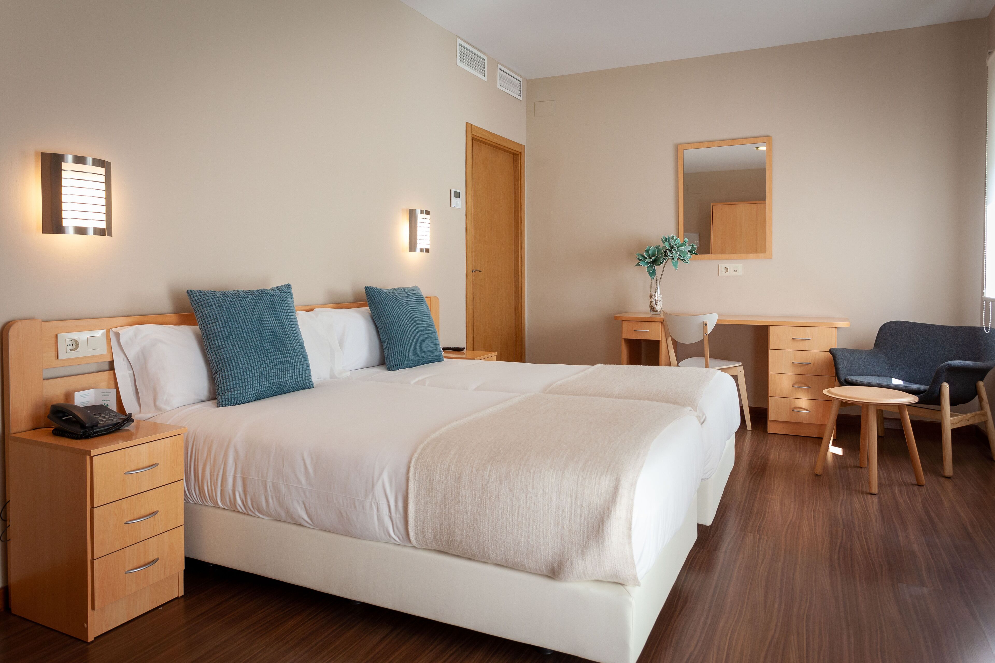 Standaard tweepersoonskamer | Een kluis op de kamer, een bureau, een laptopwerkplek