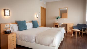 Standaard tweepersoonskamer | Een kluis op de kamer, een bureau, een laptopwerkplek