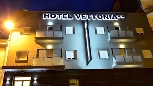 A hotel named "HOTEL VETTONIA" with a modern facade, multiple balconies, and a prominent entrance. - Hotel Vettonia (Merida)