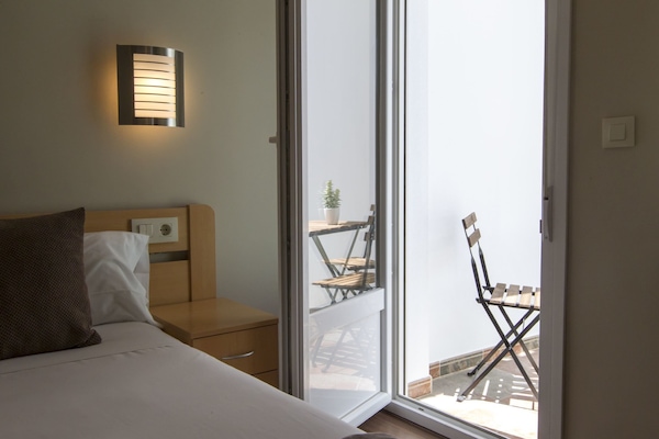In-room safe, desk, laptop workspace, soundproofing