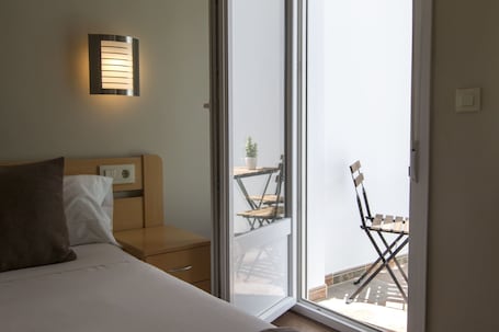 Caja fuerte, escritorio, espacio para trabajar con un portátil. Hotel Vettonia