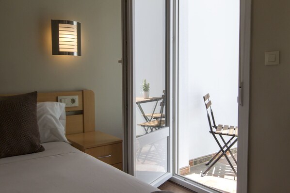 客房内保险箱、办公桌、笔记本电脑工作区、隔音