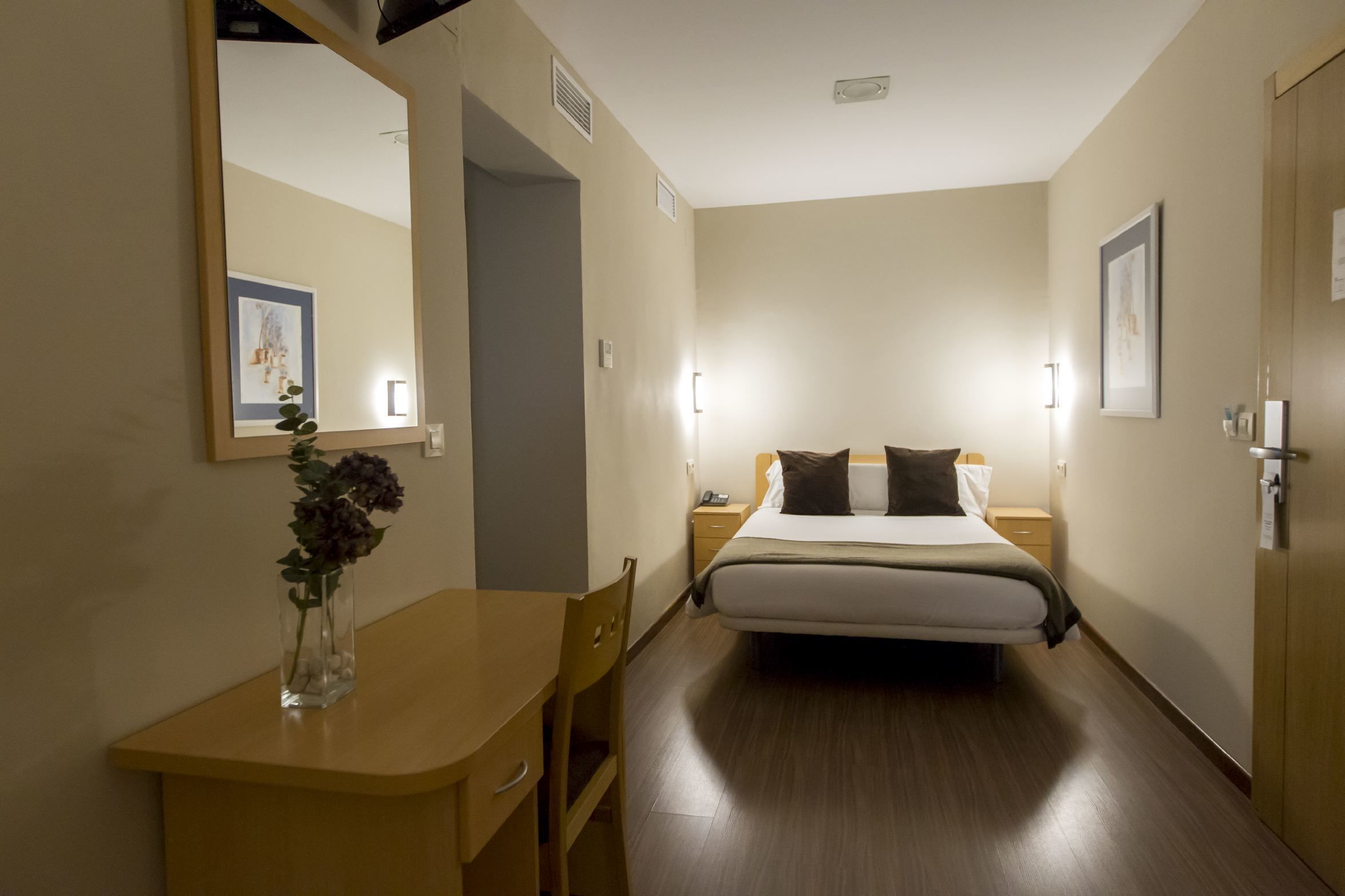standard double room | in-room safe, desk, laptop workspace, soundproofing