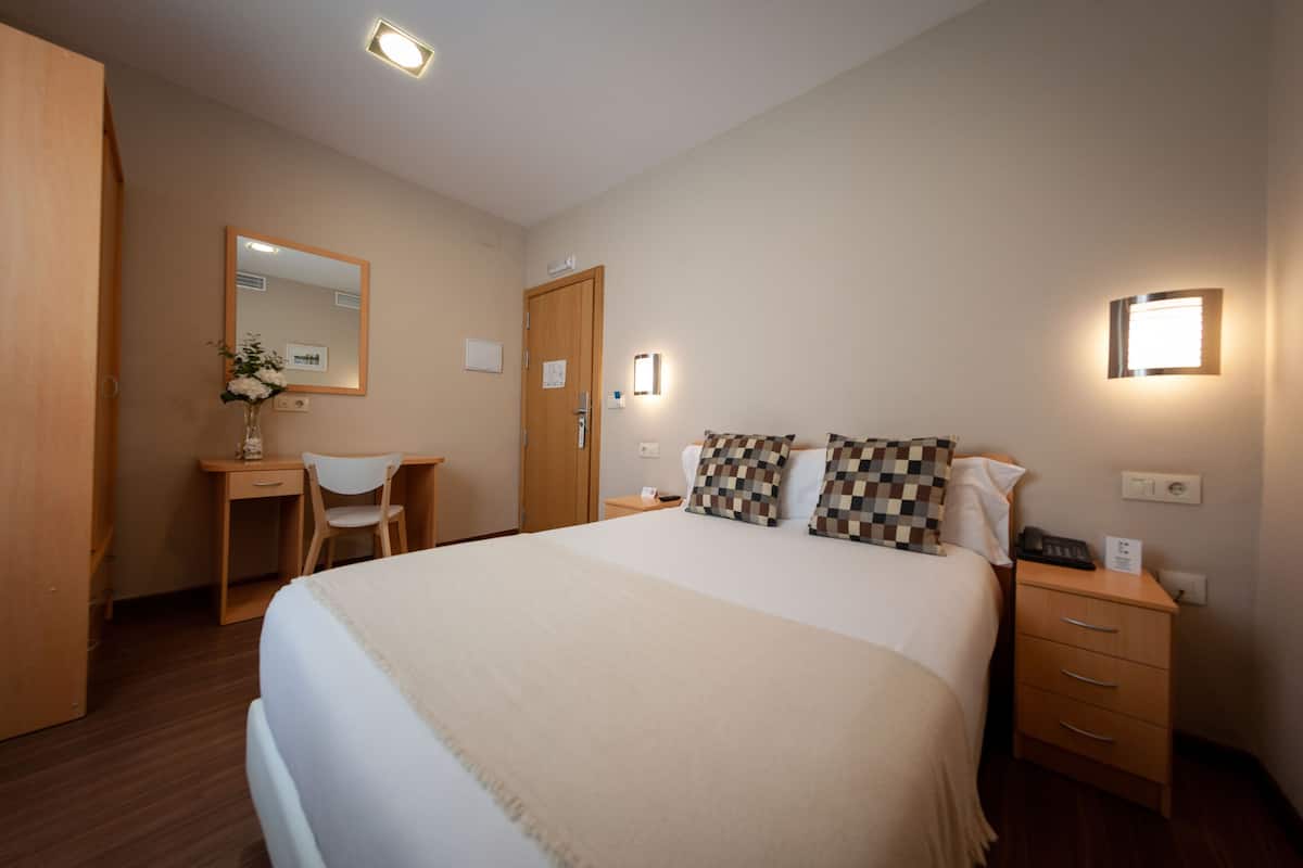 Basic Double Room | In-room safe, desk, laptop workspace, soundproofing