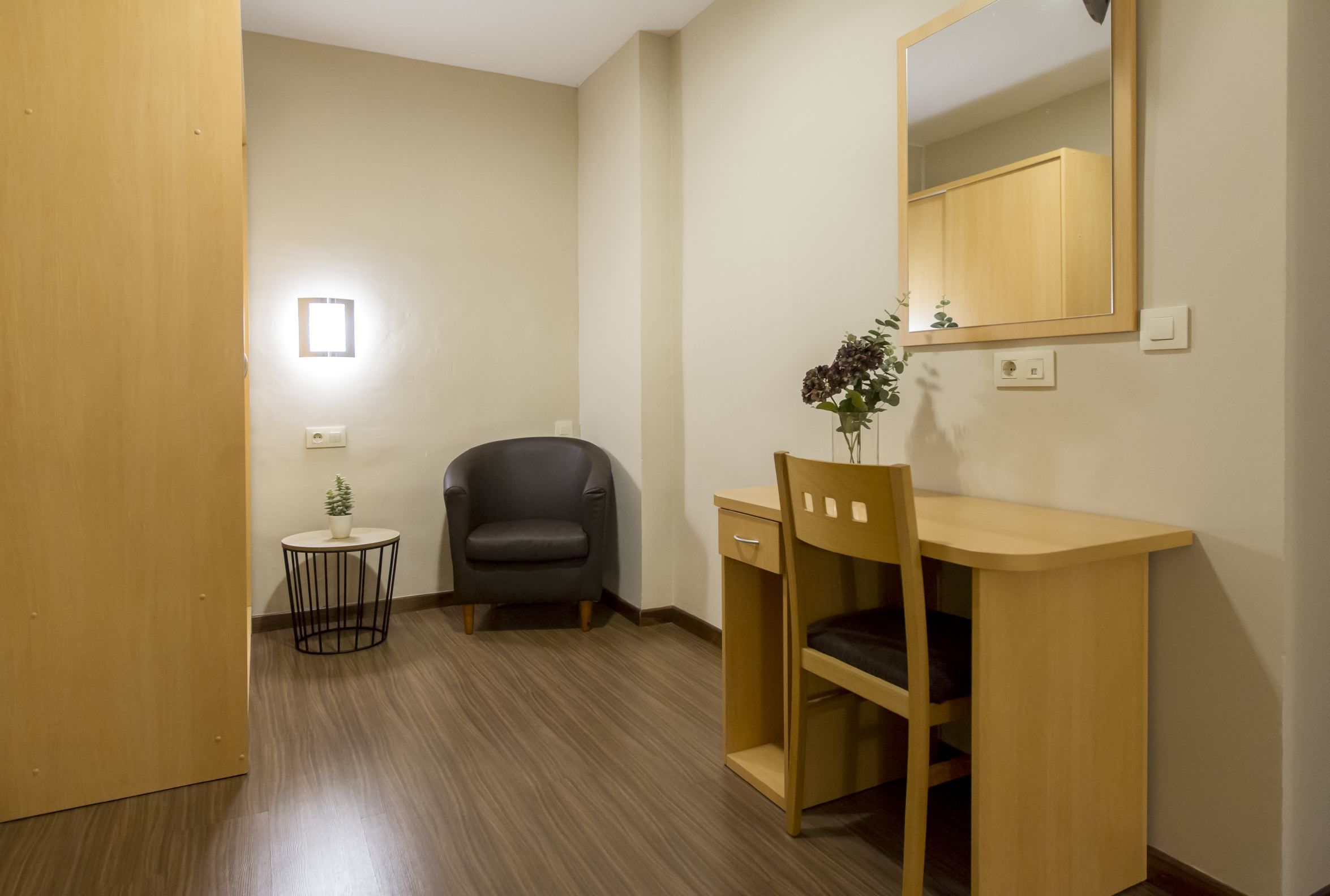 standard double room | in-room safe, desk, laptop workspace, soundproofing