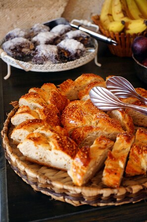 A basket of sliced bread with sesame seeds and a spoon. - Hezen Cave Hotel (Ürgüp)