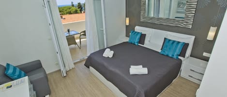 Doppia Comfort, terrazzo, vista mare | Una scrivania, ferro/asse da stiro, Wi-Fi gratuito, lenzuola