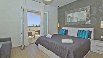 Quarto casal conforto, terraço, vista parcial para o mar | Roupas de cama antialérgicas, escrivaninha