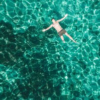 Una playa cerca, paseos en botes a motor