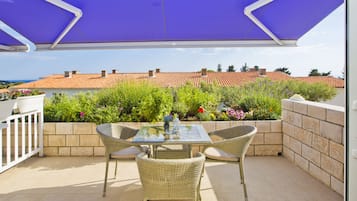 Apartamento standard, 1 quarto, terraço, vista parcial para o mar | Terraço/pátio
