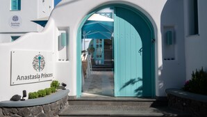 En byggnadsentré med en turkos dörr och en skylt med texten ”Anastasia Princess”.