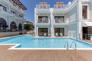 Suite Deluxe, vistas a la piscina | Ropa de cama de alta calidad y colchones con acolchado adicional