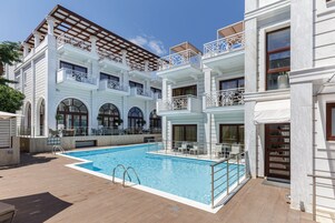 Una piscina al aire libre (de 08:00 a 20:00), tumbonas