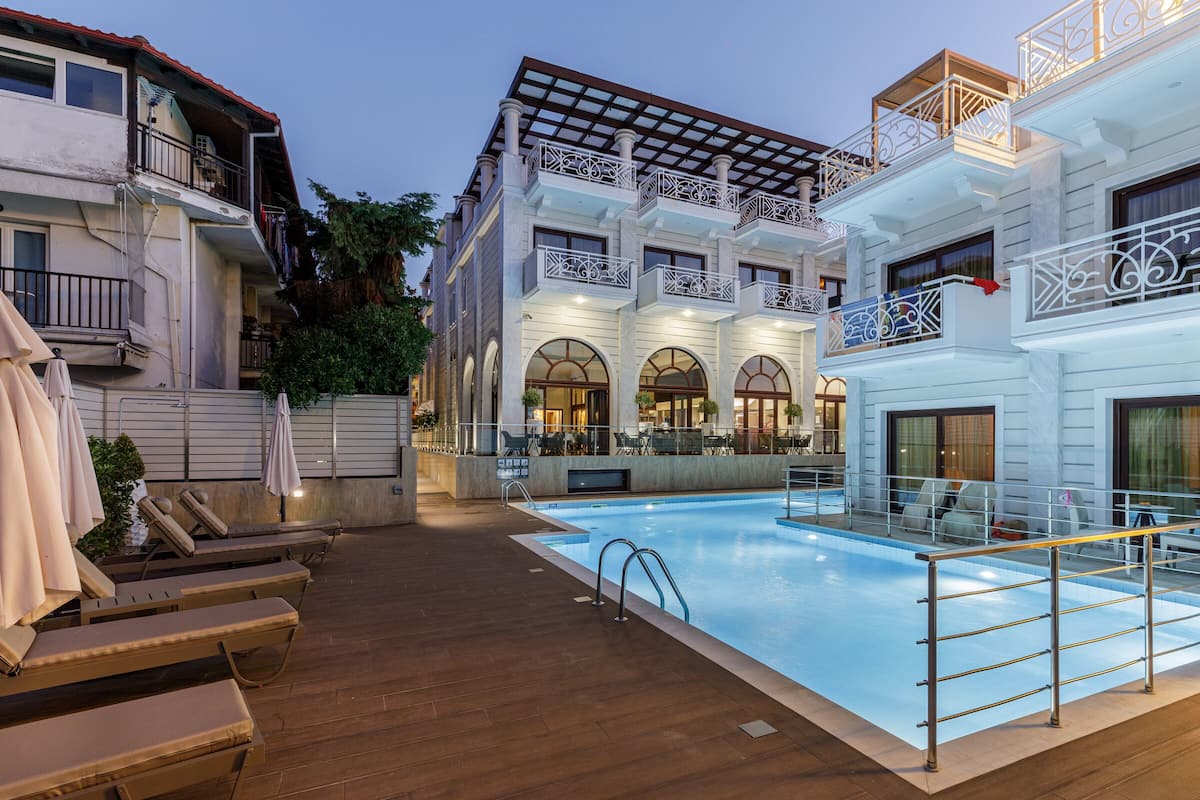 outdoor pool, open 8 am to 8 pm, pool loungers