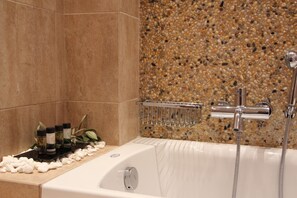 Villa, 3 habitaciones | Baño | Amenidades de baño gratuitas, secadora de cabello, batas, pantuflas 