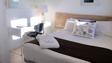 Ropa de cama de alta calidad, escritorio y cortinas blackout