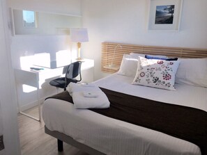 Rom, 1 queensize-seng, privat bad | Sengetøy av topp kvalitet, skrivebord og blendingsgardiner