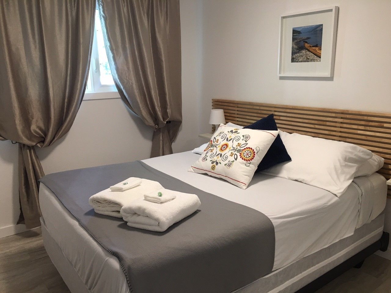 Ropa de cama de alta calidad, escritorio, cortinas opacas
