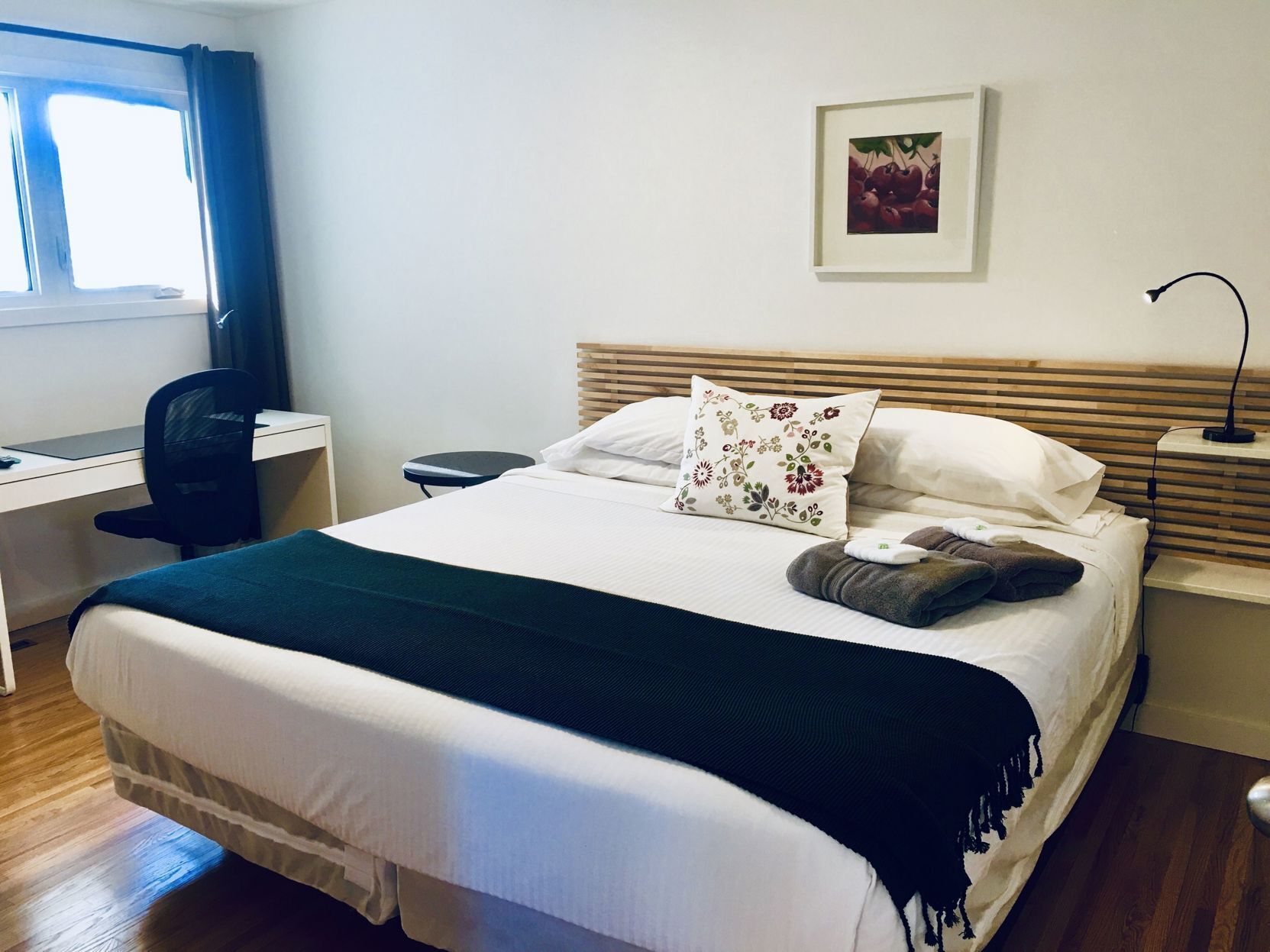 Ropa de cama de alta calidad, escritorio, cortinas opacas