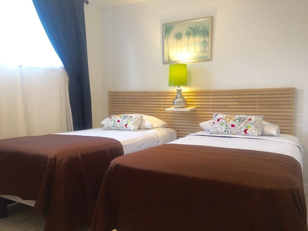 Ropa de cama de alta calidad, escritorio, cortinas opacas