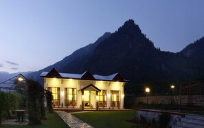 Front of property – evening/night - Pride De Vivendi Resort Manali (Manali)