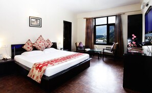 Superior Double Room, 1 Double Bed | Minibar, in-room safe, desk, blackout drapes