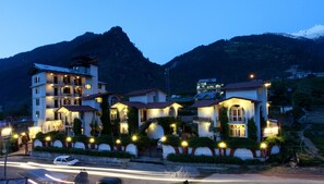 Fachada da propriedade à noite