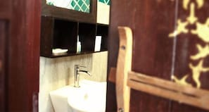 Shower, rainfall showerhead, free toiletries, towels - Thapae Boutique House (Chiang Mai)