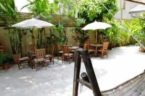 Outdoor dining - Thapae Boutique House (Chiang Mai)