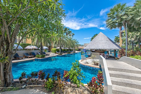 3 outdoor pools, pool umbrellas, sun loungers