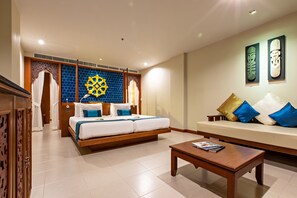 Habitación Deluxe, vista a la alberca | Camas con pillow-top, minibar y caja de seguridad en la habitación