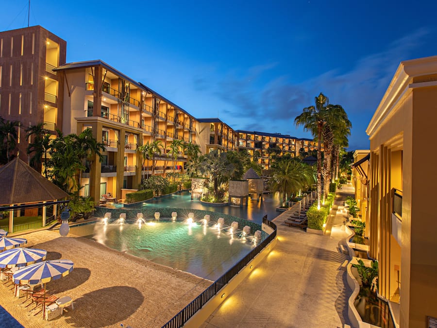 3 piscinas al aire libre, sombrillas, sillones reclinables de piscina