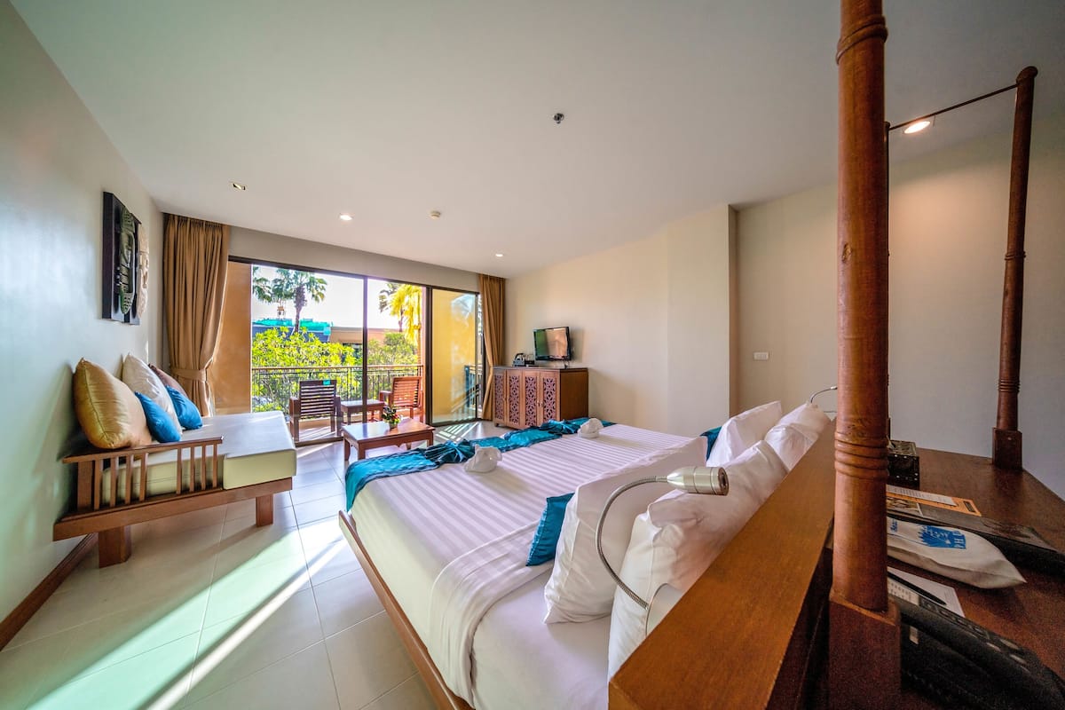 Habitación Deluxe, vista a la alberca | Camas con pillow-top, minibar y caja de seguridad en la habitación