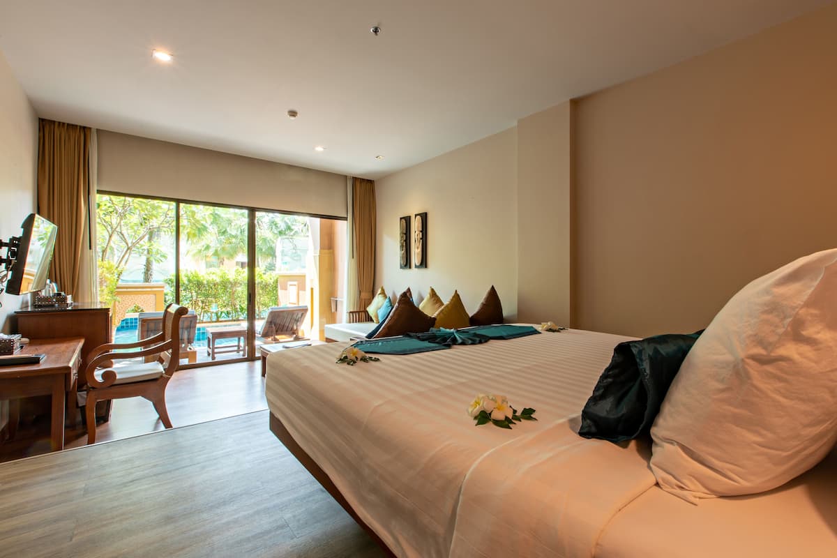 Habitación Deluxe, acceso a la alberca | Camas con pillow-top, minibar y caja de seguridad en la habitación