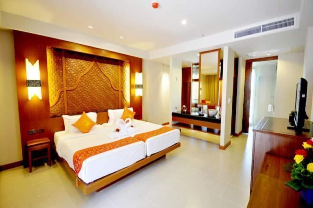 Pillowtop beds, minibar, in-room safe, desk