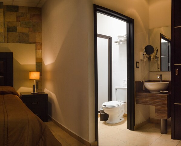 Suihku, sadesuihkupää, ilmaiset hygieniatuotteet, hiustenkuivaaja