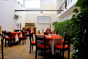 Se sirven desayunos, comidas y brunch 