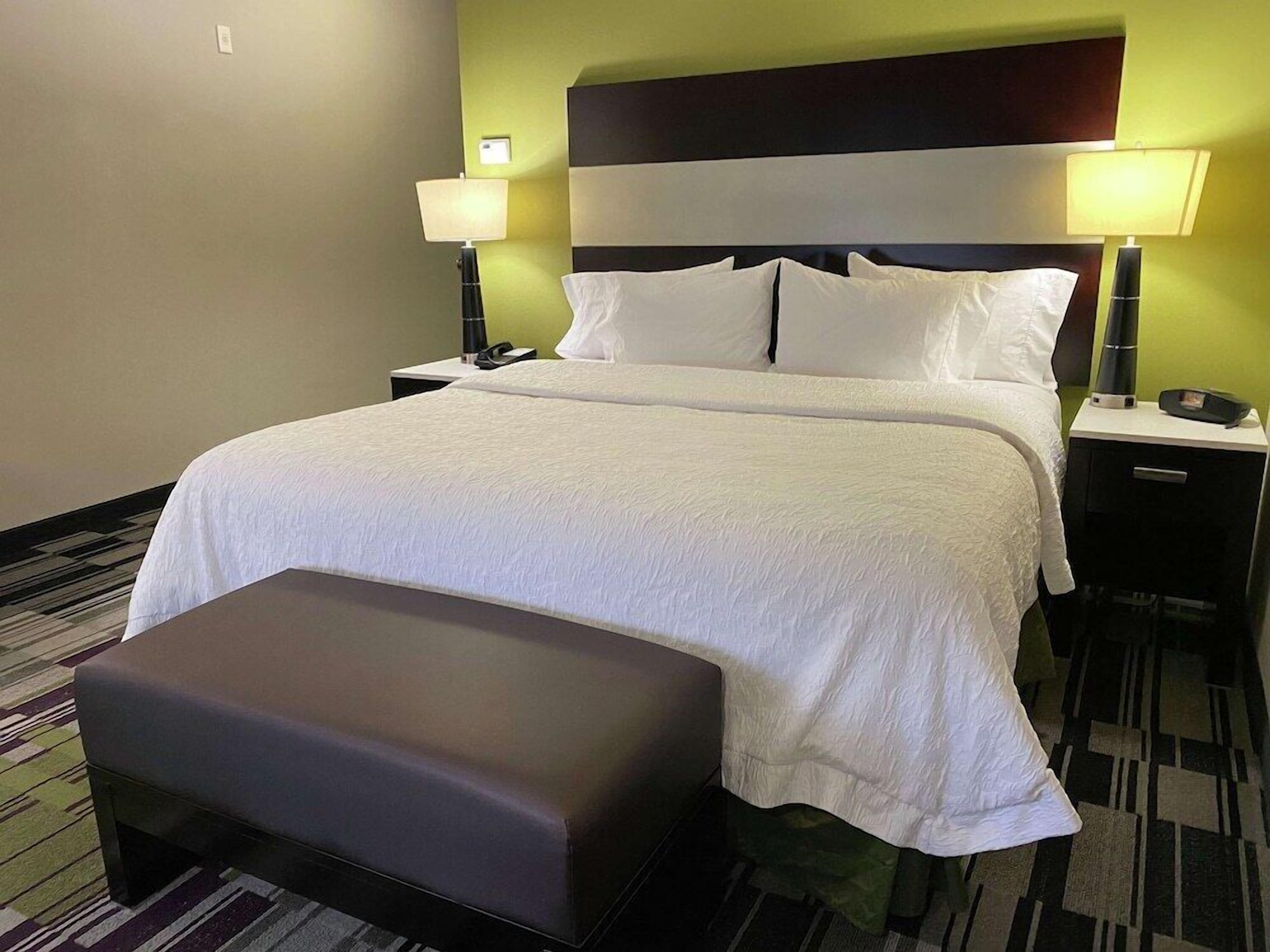 Hypo-allergenic bedding, in-room safe, desk, blackout curtains