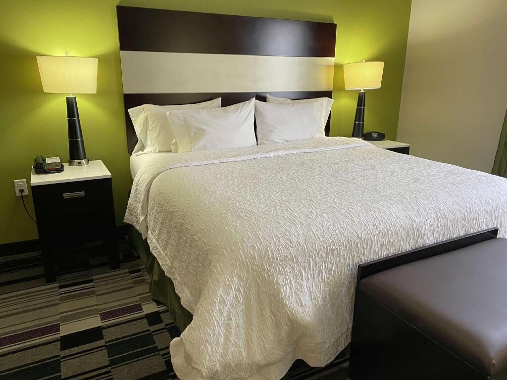 Hypo-allergenic bedding, in-room safe, desk, blackout curtains
