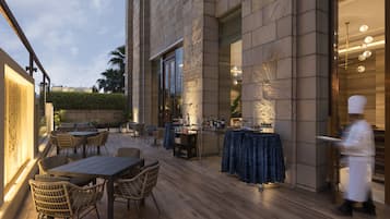 Al fresco dining, open daily