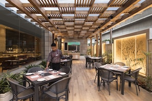 2 restaurants, breakfast, lunch, dinner served; Italian cuisine