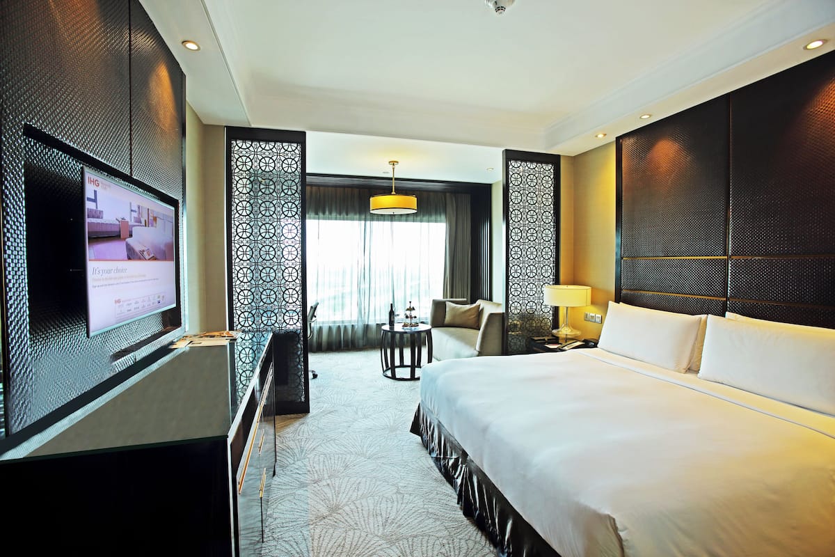 Standard Room, 1 King Bed, Smoking, Pool View