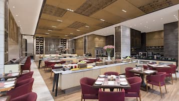 2 restaurants; breakfast, lunch, and dinner served