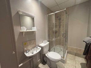 Chambre Double Standard | Salle de bain | Douche, sĂšche-cheveux, serviettes fournies