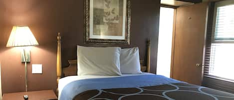 Standard Room | Meja, kalis bunyi, seterika/papan seterika, Wi-fi percuma