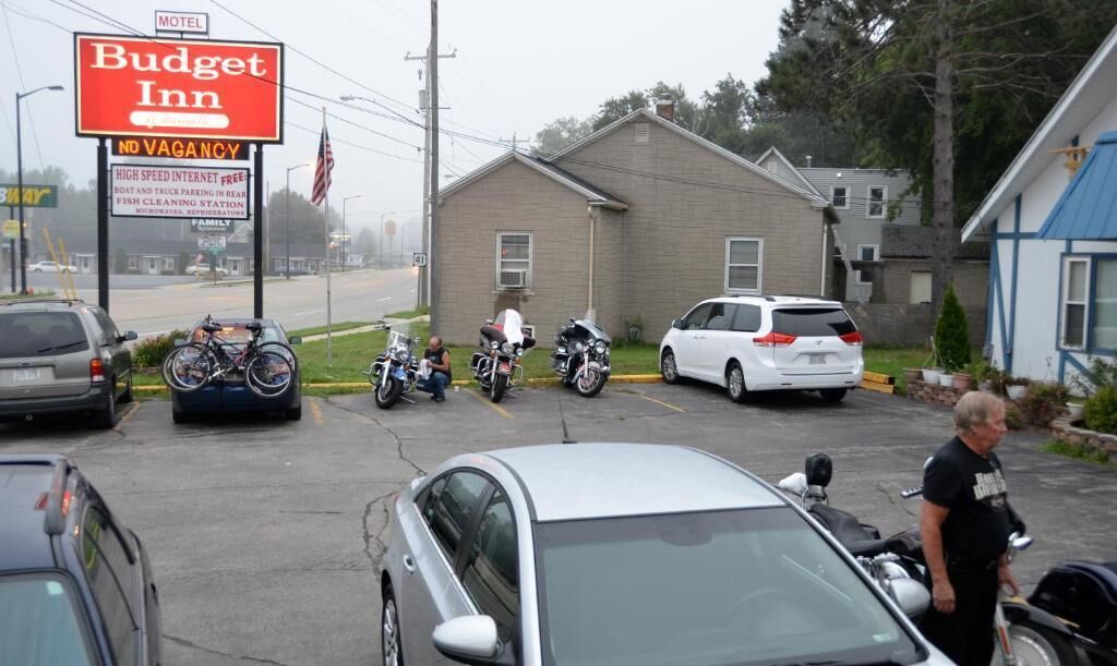 Un motel appelé Budget Inn, avec une pancarte indiquant « complet ».