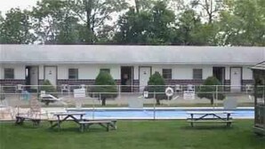 Seasonal outdoor pool - Dutch Treat Motel (Ronks)